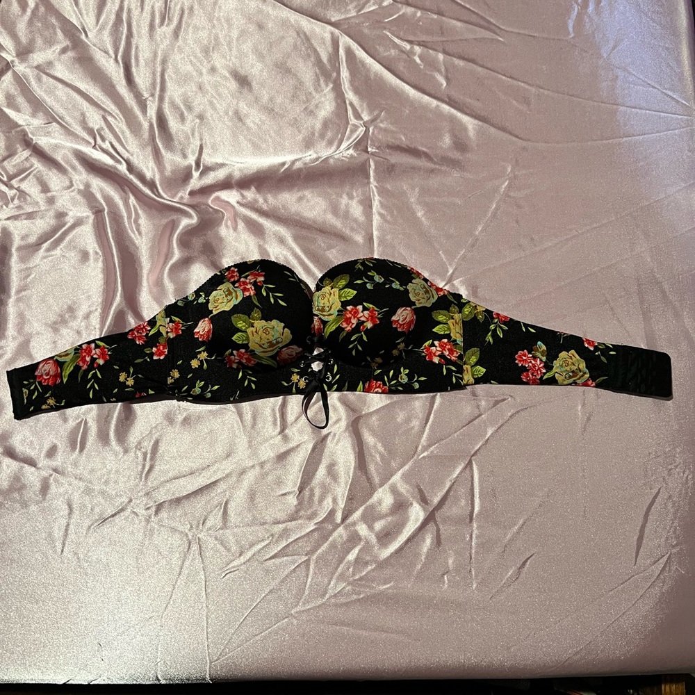 Woman’s Strapless Push Up Bra